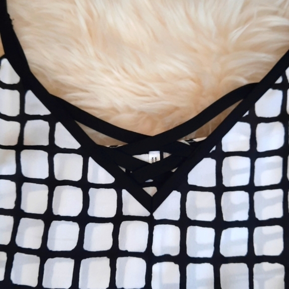 Studio Y Strappy Front Black & White Tank top - Picture 2 of 6